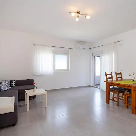 1 Bedroom Lovely In Apartment *