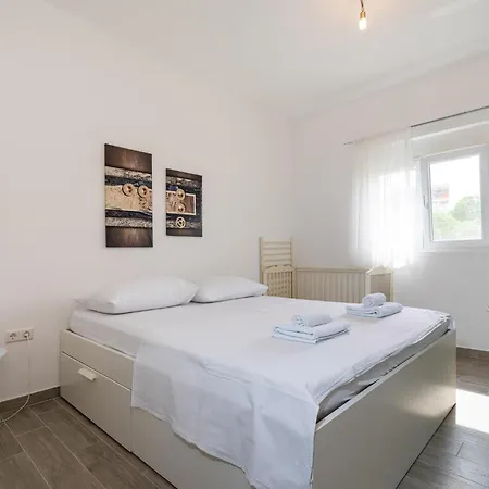 1 Bedroom Lovely In Apartment *