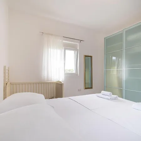 1 Bedroom Lovely In Apartment Rtina