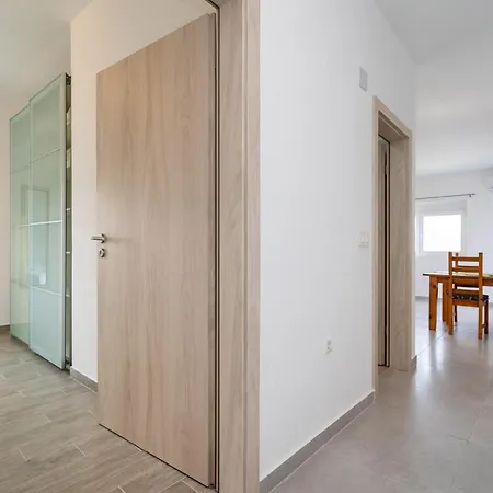 1 Bedroom Lovely In Apartment Rtina
