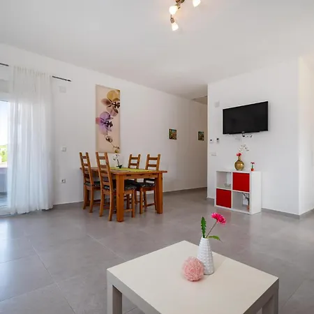 1 Bedroom Lovely In Apartment