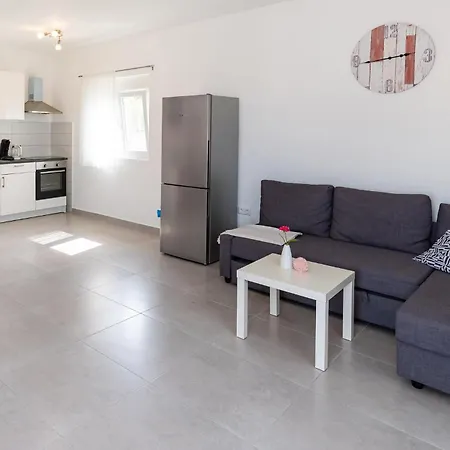 1 Bedroom Lovely In Apartment Rtina