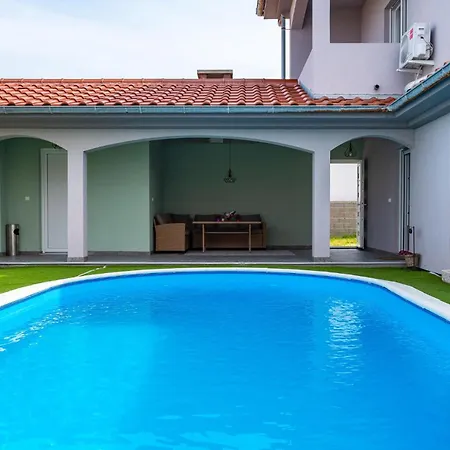 1 Bedroom Lovely In Apartment Rtina
