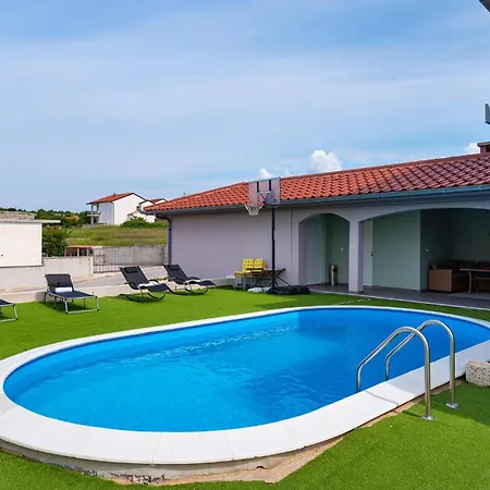 1 Bedroom Lovely In Apartment *
