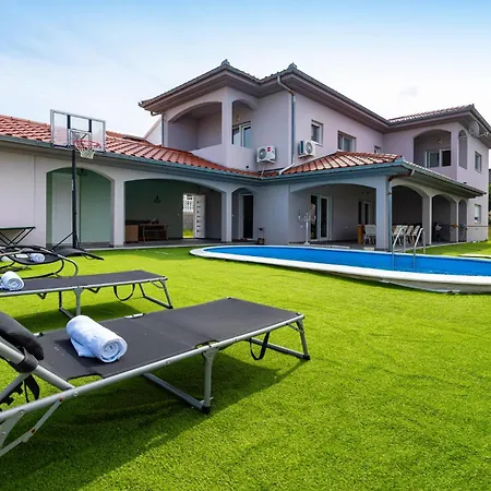 1 Bedroom Lovely In