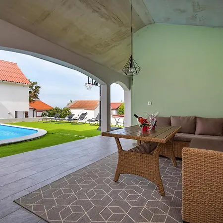1 Bedroom Lovely In Apartment